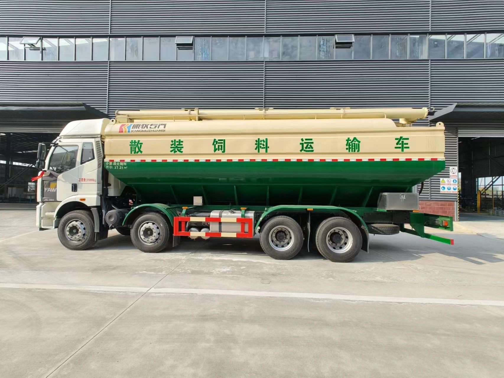 新款散装饲料运输车